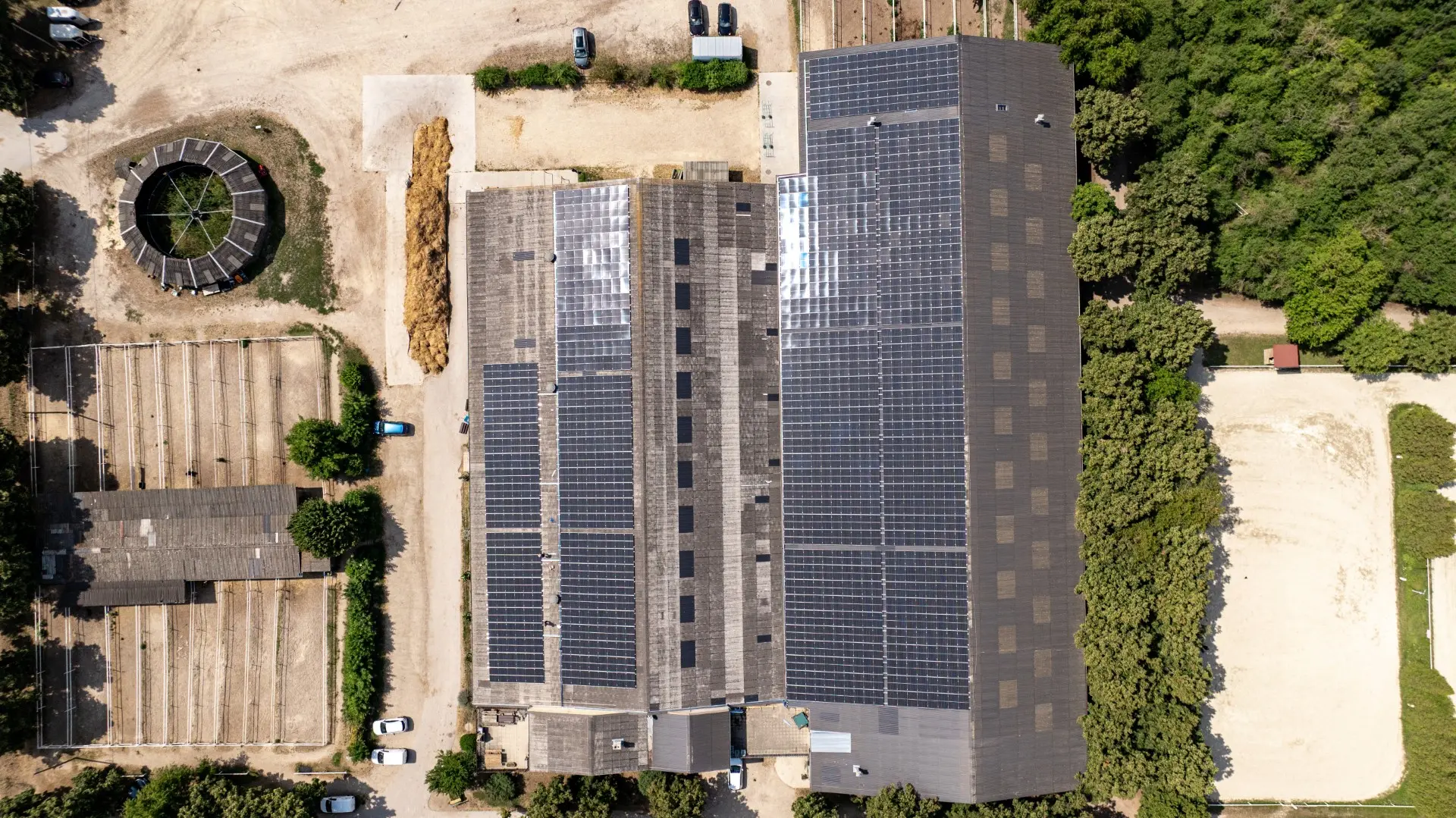 Aufnahme des Daches mit Solarpaneelen