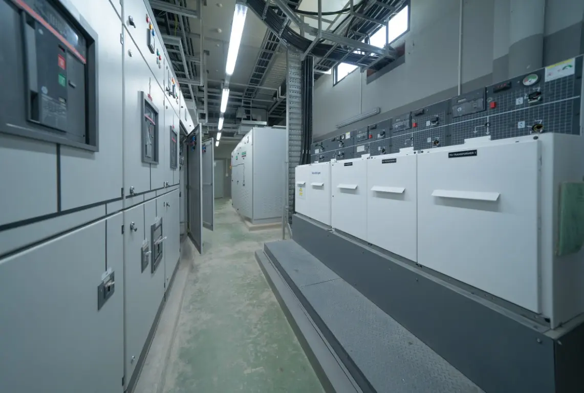Elektrische Installation zur Stromgewinnung und Stromspeicherung