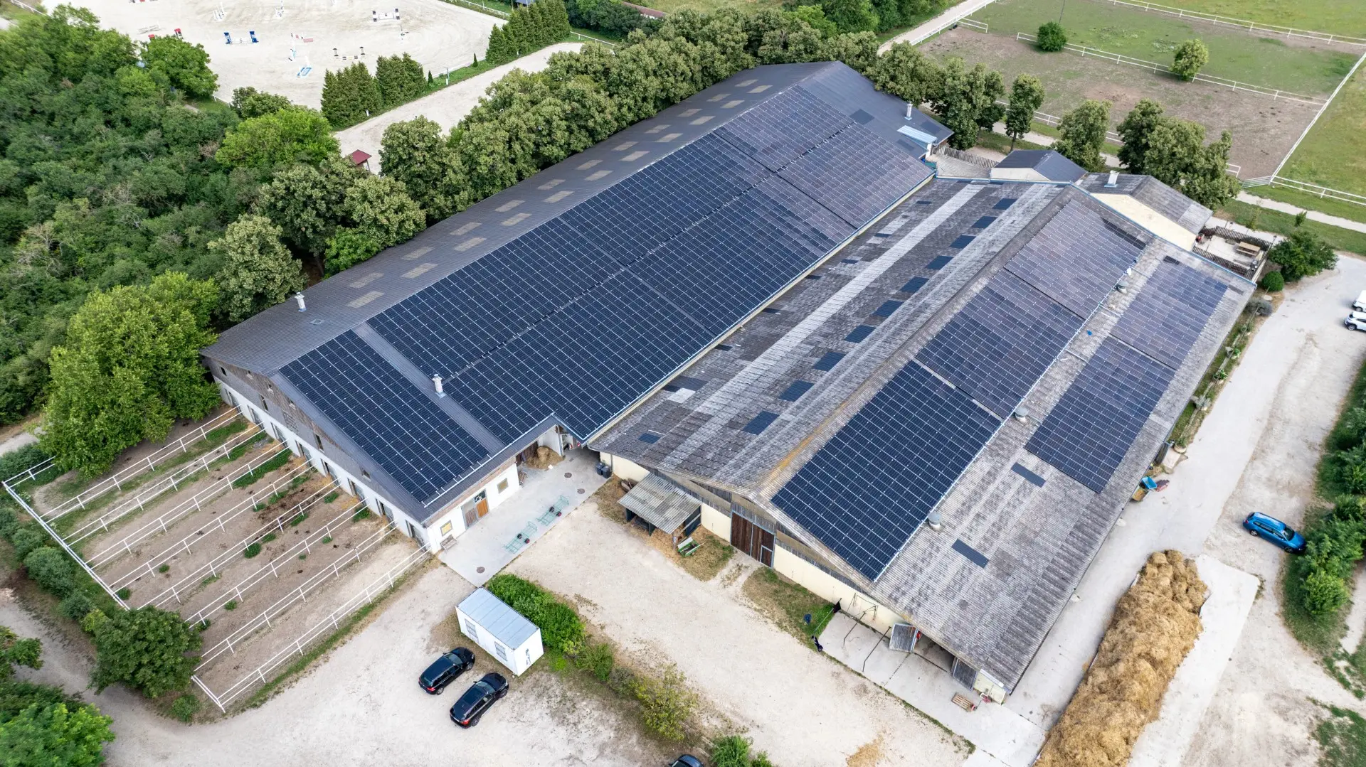 PV-Paneele auf dem Dach des Zuckermantelhofs